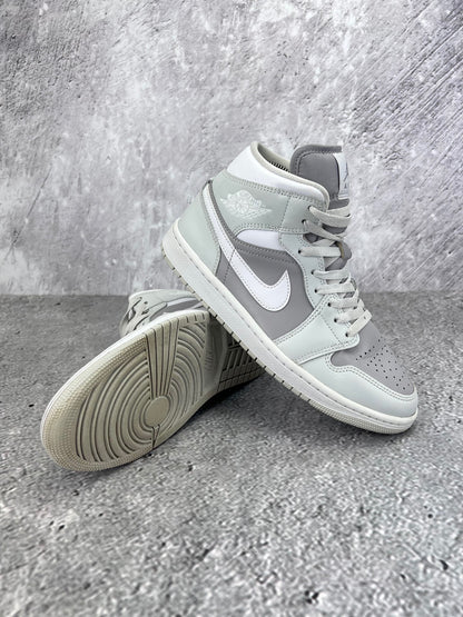Jordan Air Jordan 1 Mid Photon Dust - buty sportowe, para butów, widok z boku na tle studyjnym