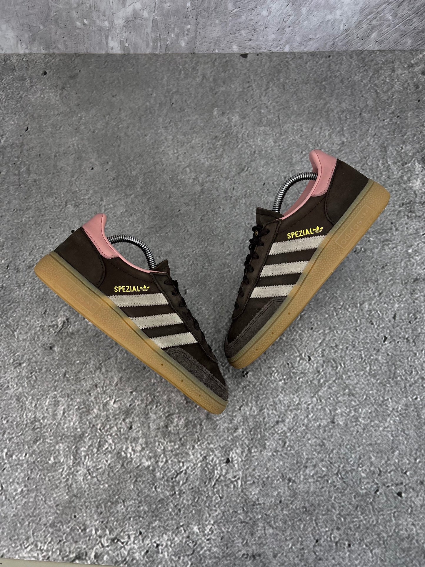 Adidas Handball Spezial Dark Brown - buty sportowe, widok z góry na zewnętrzną stronę butów