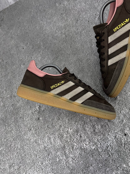 Adidas Handball Spezial Dark Brown - buty sportowe, zewnętrzny panel prawego buta