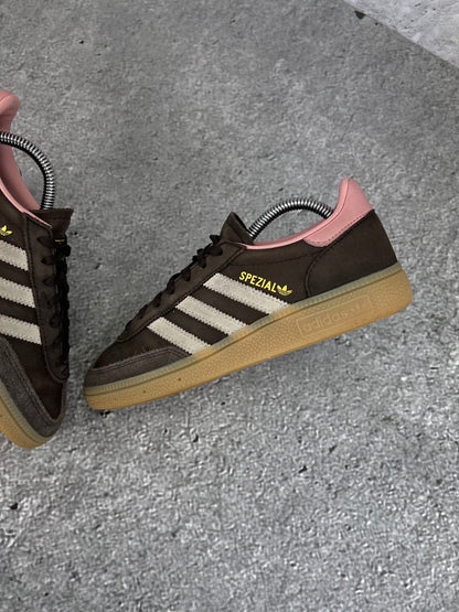 Adidas Handball Spezial Dark Brown - buty sportowe, zewnętrzny panel lewego buta