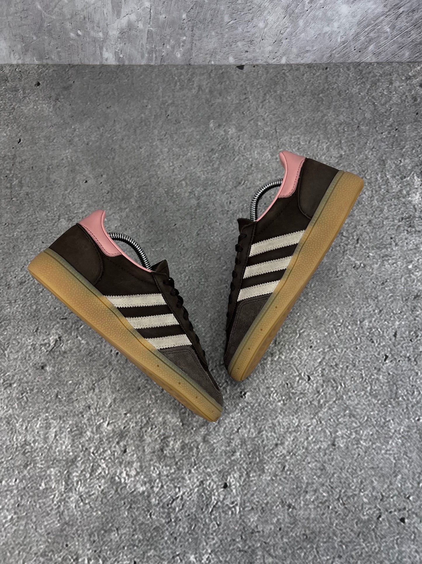 Adidas Handball Spezial Dark Brown - buty sportowe, widok z góry na wewnętrzną stronę butów