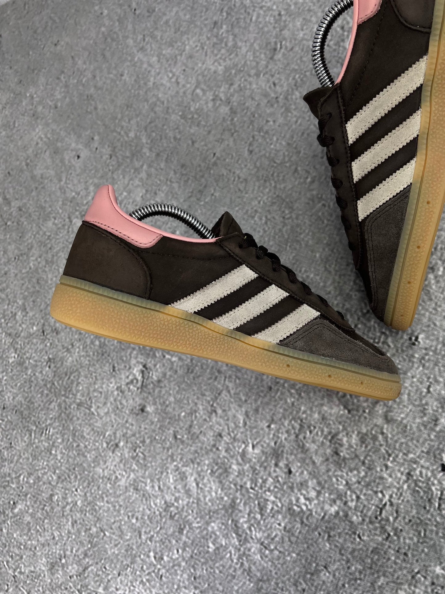 Adidas Handball Spezial Dark Brown - buty sportowe, wewnętrzny panel lewego buta