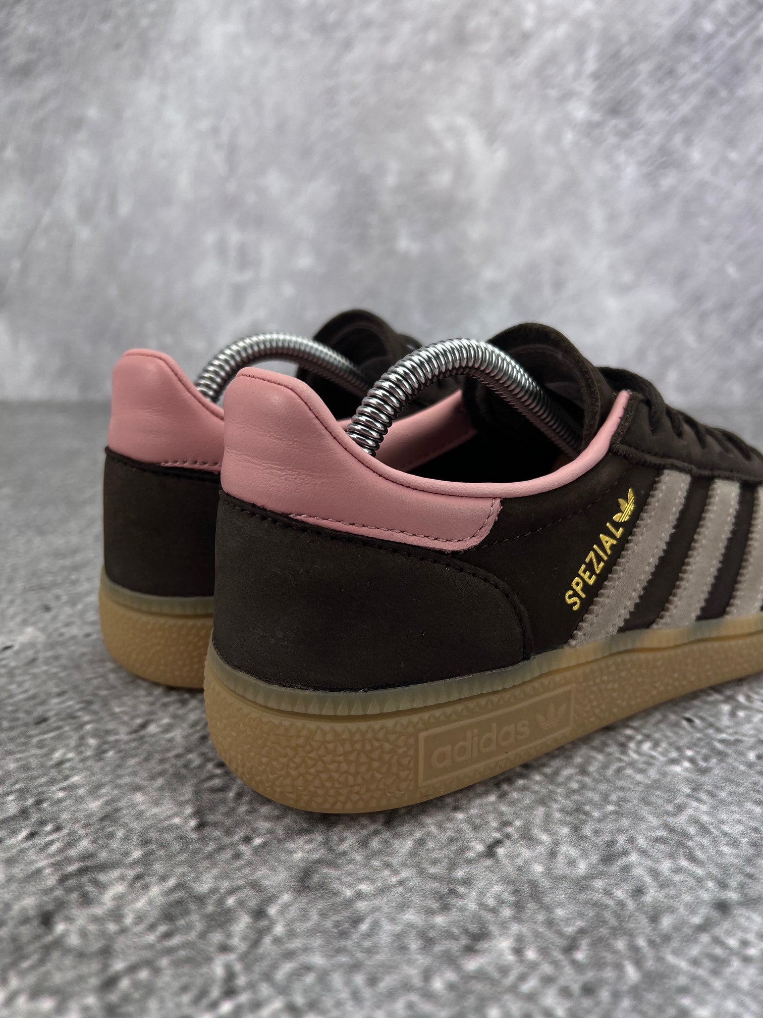 Adidas Handball Spezial Dark Brown - buty sportowe, widok z tyłu
