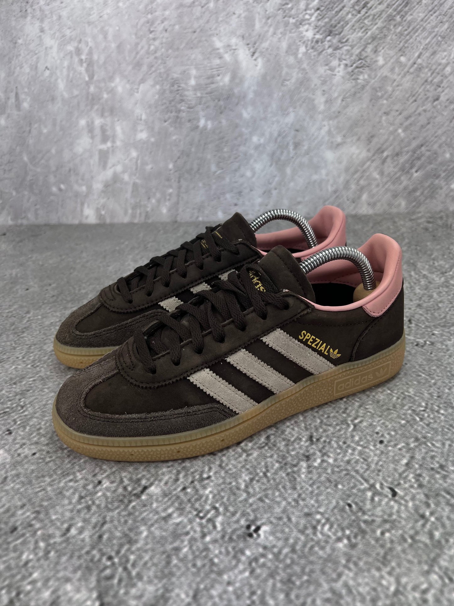 Adidas Handball Spezial Dark Brown - buty sportowe, widok z boku na tle studyjnym
