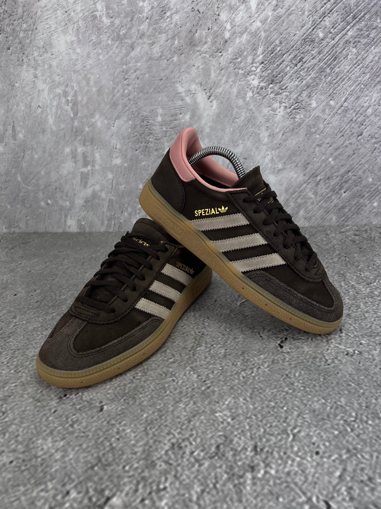 Adidas Handball Spezial Dark Brown - buty sportowe, para butów, widok z boku na tle studyjnym