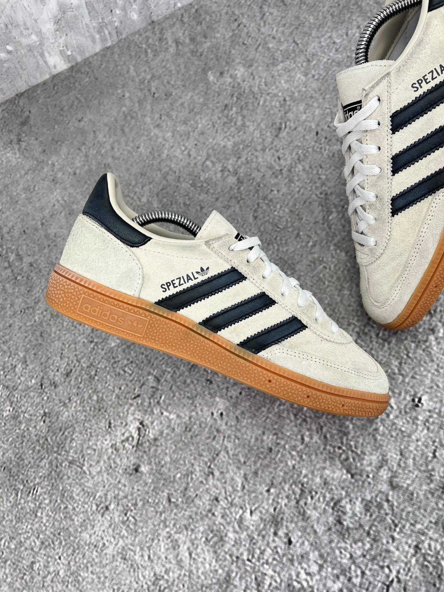 adidas Handball Spezial IF6562 - buty sportowe, zewnętrzny panel prawego buta