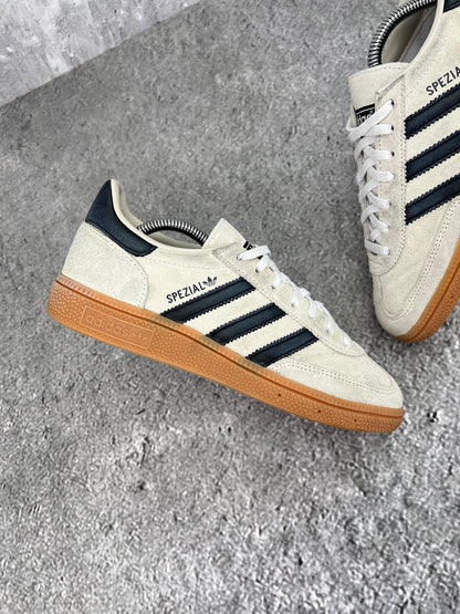 adidas Handball Spezial IF6562 - buty sportowe, zewnętrzny panel prawego buta