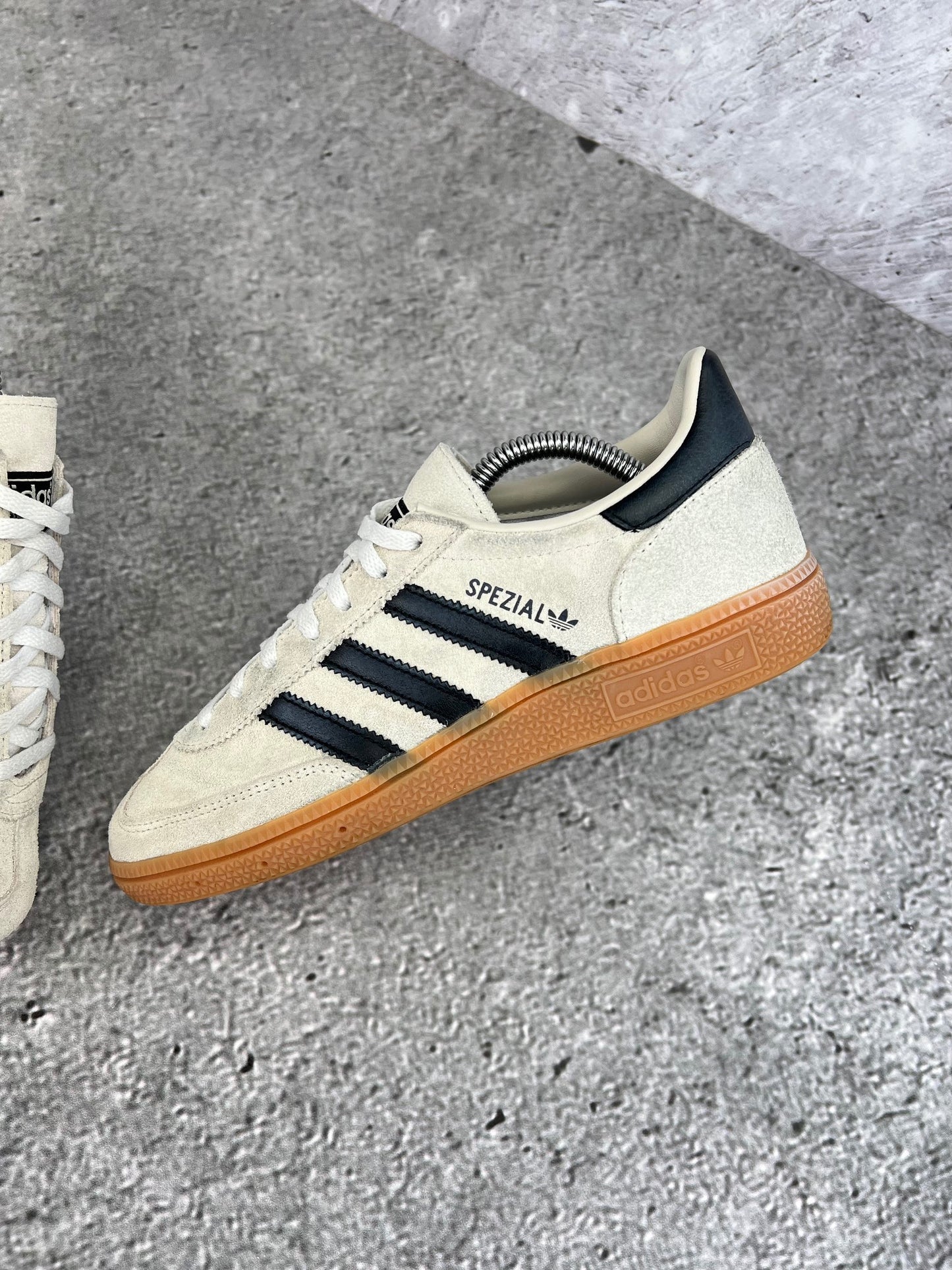 adidas Handball Spezial IF6562 - buty sportowe, zewnętrzny panel lewego buta