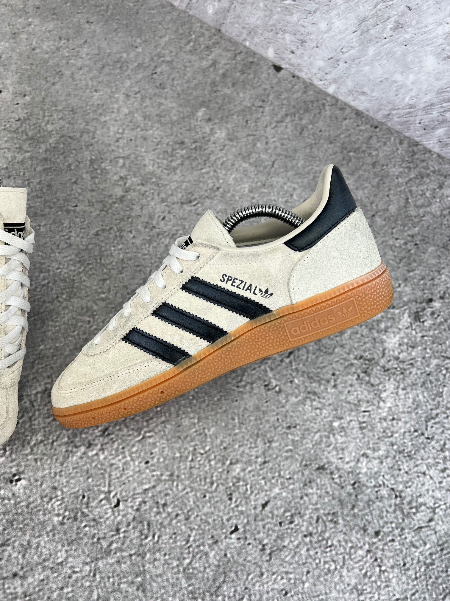 adidas Handball Spezial IF6562 - buty sportowe, zewnętrzny panel lewego buta