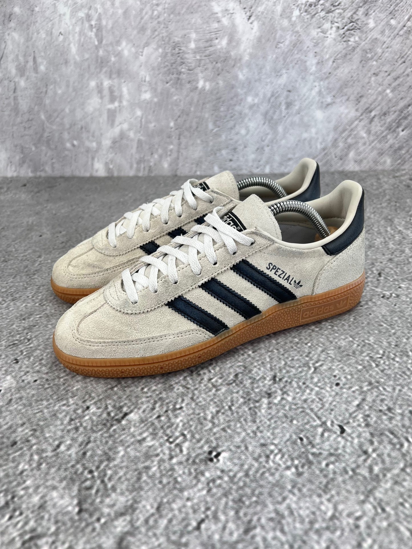 adidas Handball Spezial IF6562 - buty sportowe, widok z boku na tle studyjnym