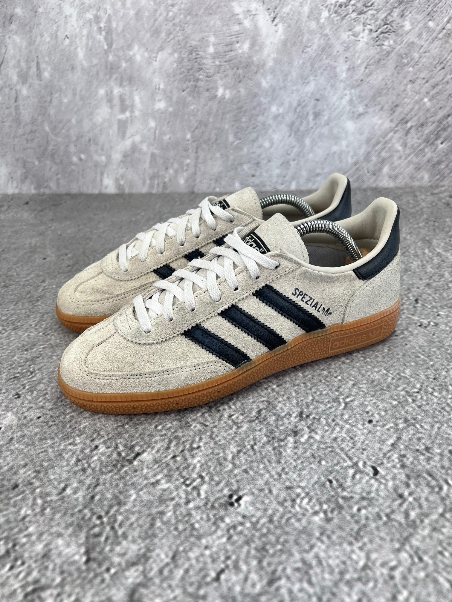 adidas Handball Spezial IF6562 - buty sportowe, widok z boku na tle studyjnym