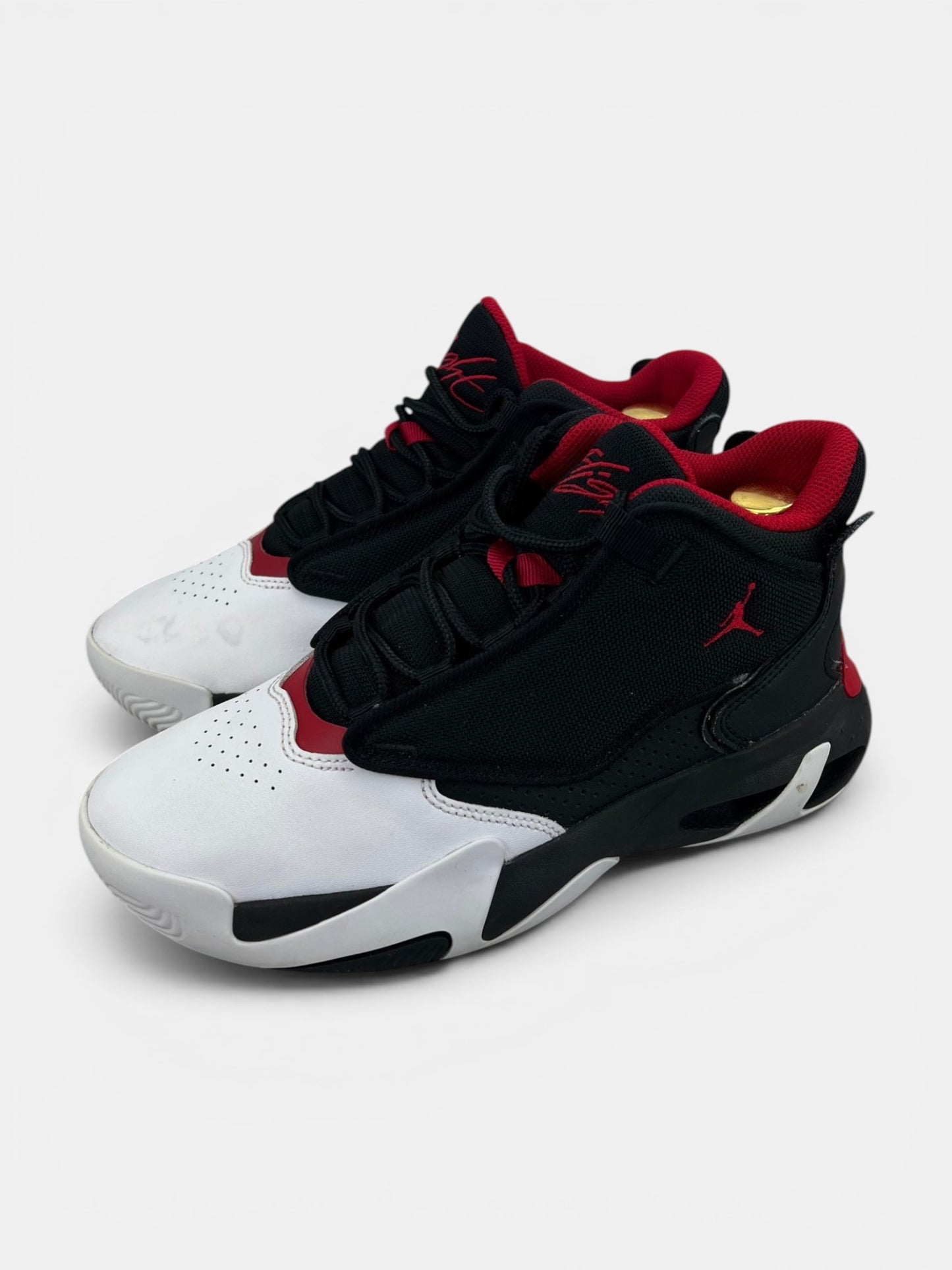 Jordan Max Aura 4 Black White Gym Red - buty sportowe, widok z boku