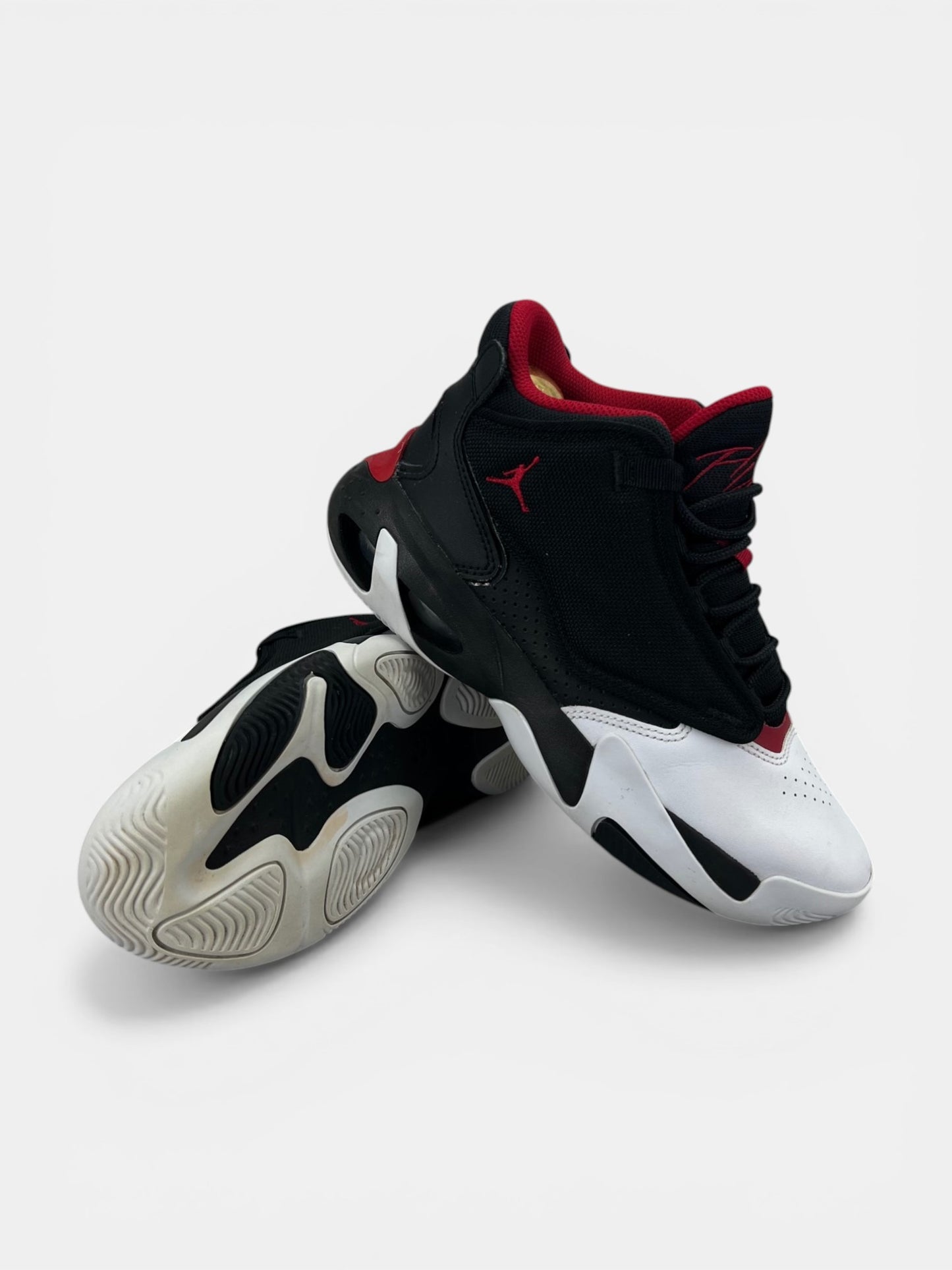 Jordan Max Aura 4 Black White Gym Red - buty sportowe, boczny profil
