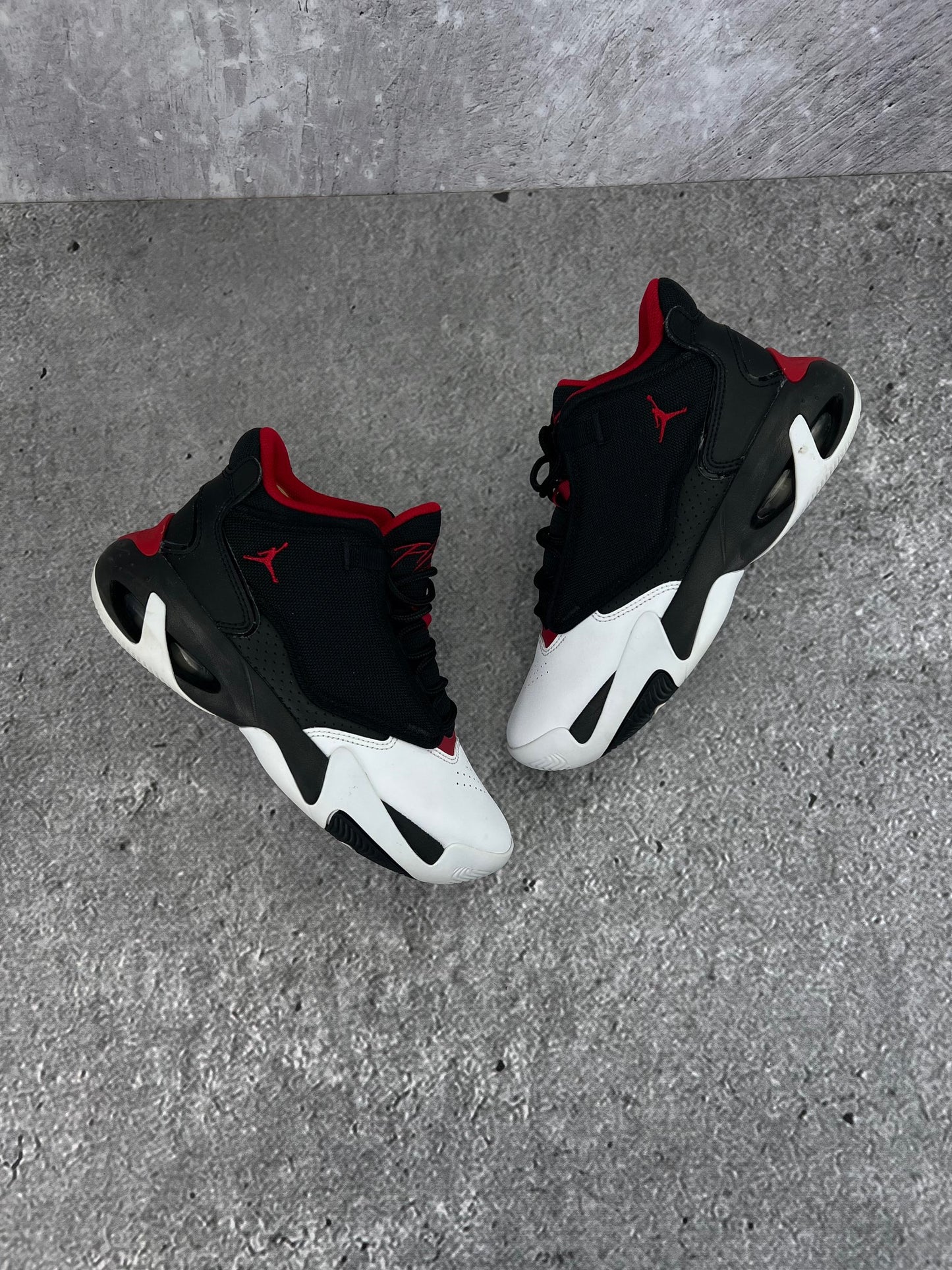 Jordan Max Aura 4 Black White Gym Red - buty sportowe, widok z góry na zewnętrzną stronę butów