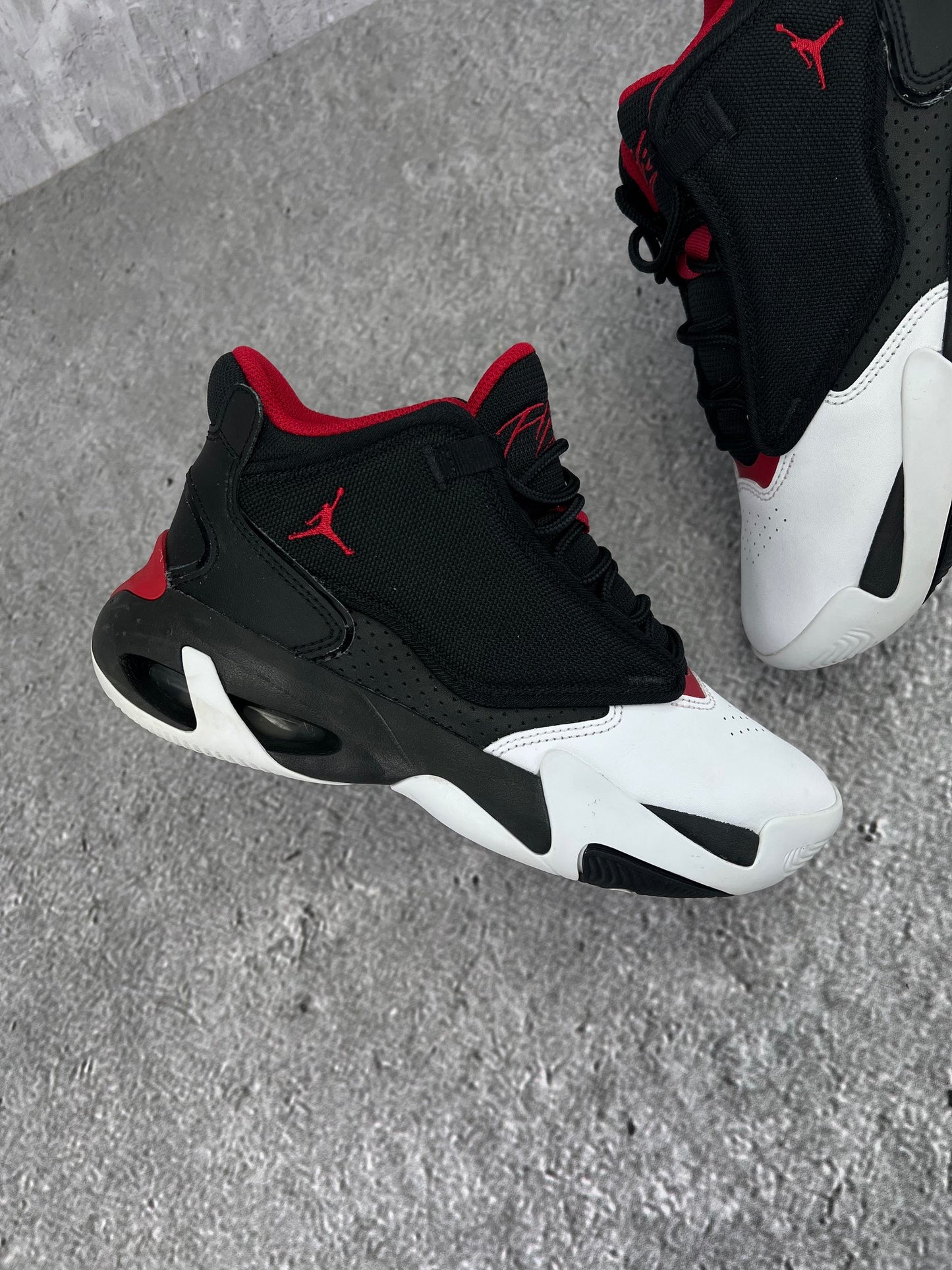 Jordan Max Aura 4 Black White Gym Red - buty sportowe, zewnętrzny panel prawego buta