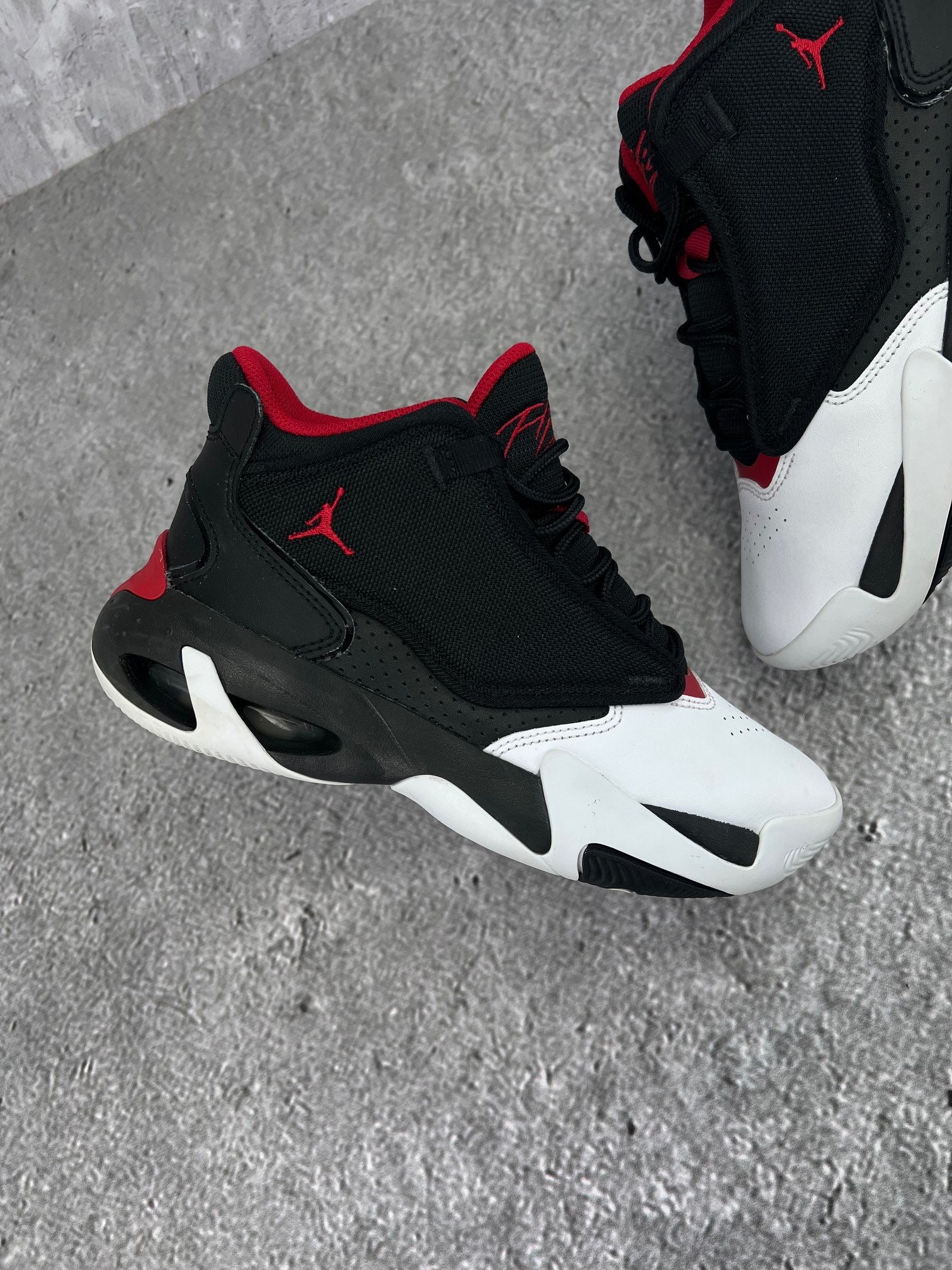 Jordan Max Aura 4 Black White Gym Red - buty sportowe, zewnętrzny panel prawego buta