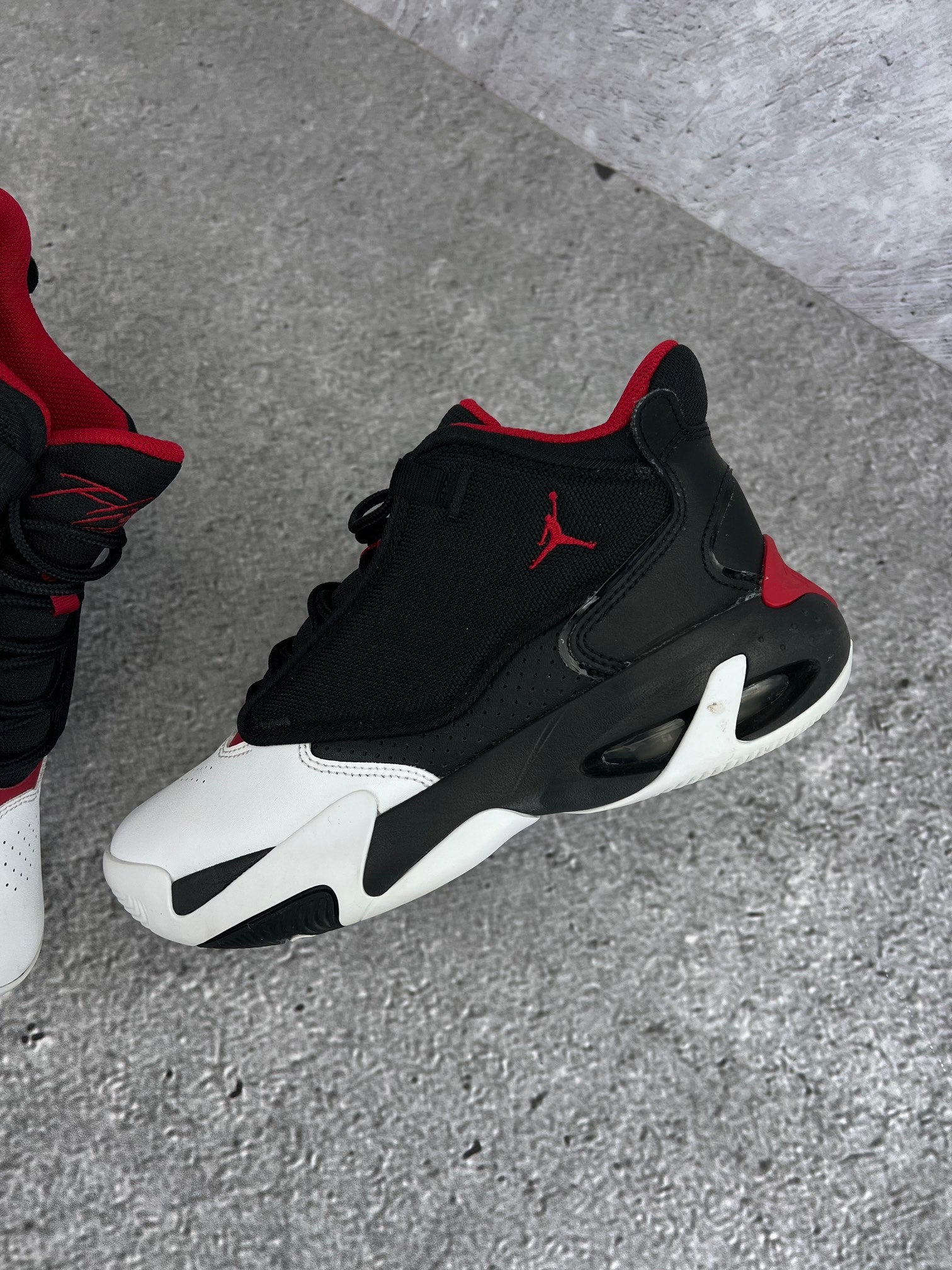 Jordan Max Aura 4 Black White Gym Red - buty sportowe, zewnętrzny panel lewego buta