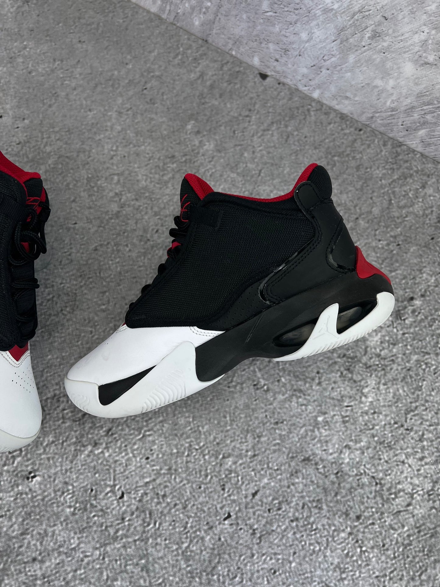Jordan Max Aura 4 Black White Gym Red - buty sportowe, widok z góry na wewnętrzną stronę butów