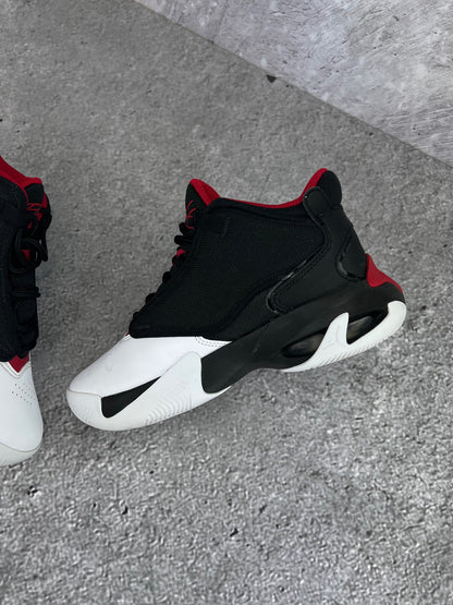 Jordan Max Aura 4 Black White Gym Red - buty sportowe, widok z góry na wewnętrzną stronę butów