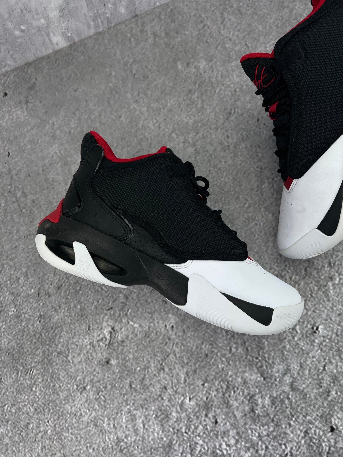 Jordan Max Aura 4 Black White Gym Red - buty sportowe, wewnętrzny panel lewego buta