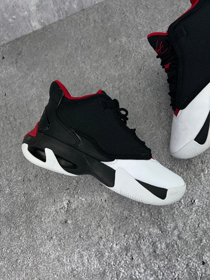 Jordan Max Aura 4 Black White Gym Red - buty sportowe, wewnętrzny panel lewego buta