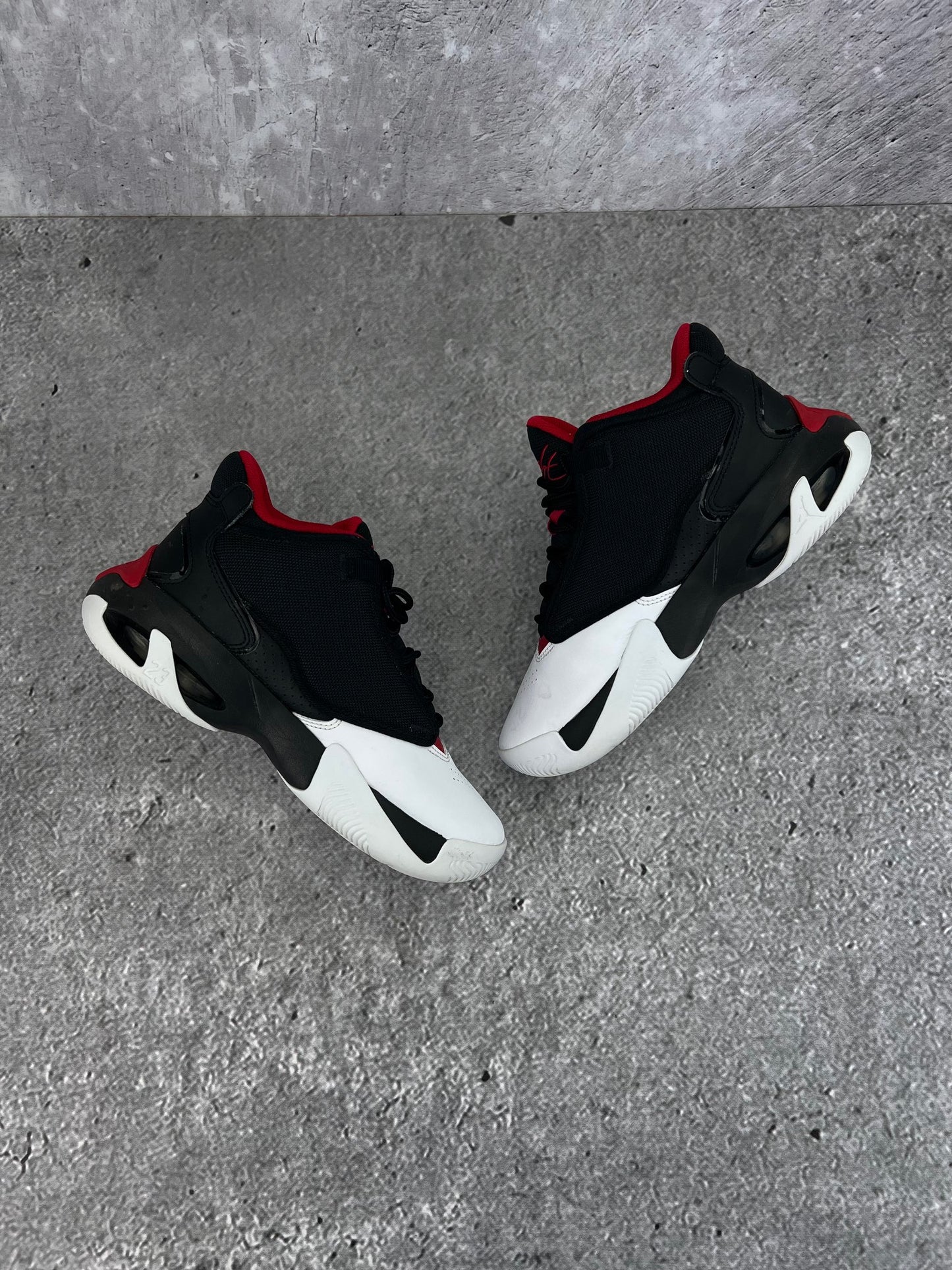Jordan Max Aura 4 Black White Gym Red - buty sportowe, wewnętrzny panel prawego buta