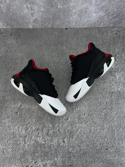 Jordan Max Aura 4 Black White Gym Red - buty sportowe, wewnętrzny panel prawego buta