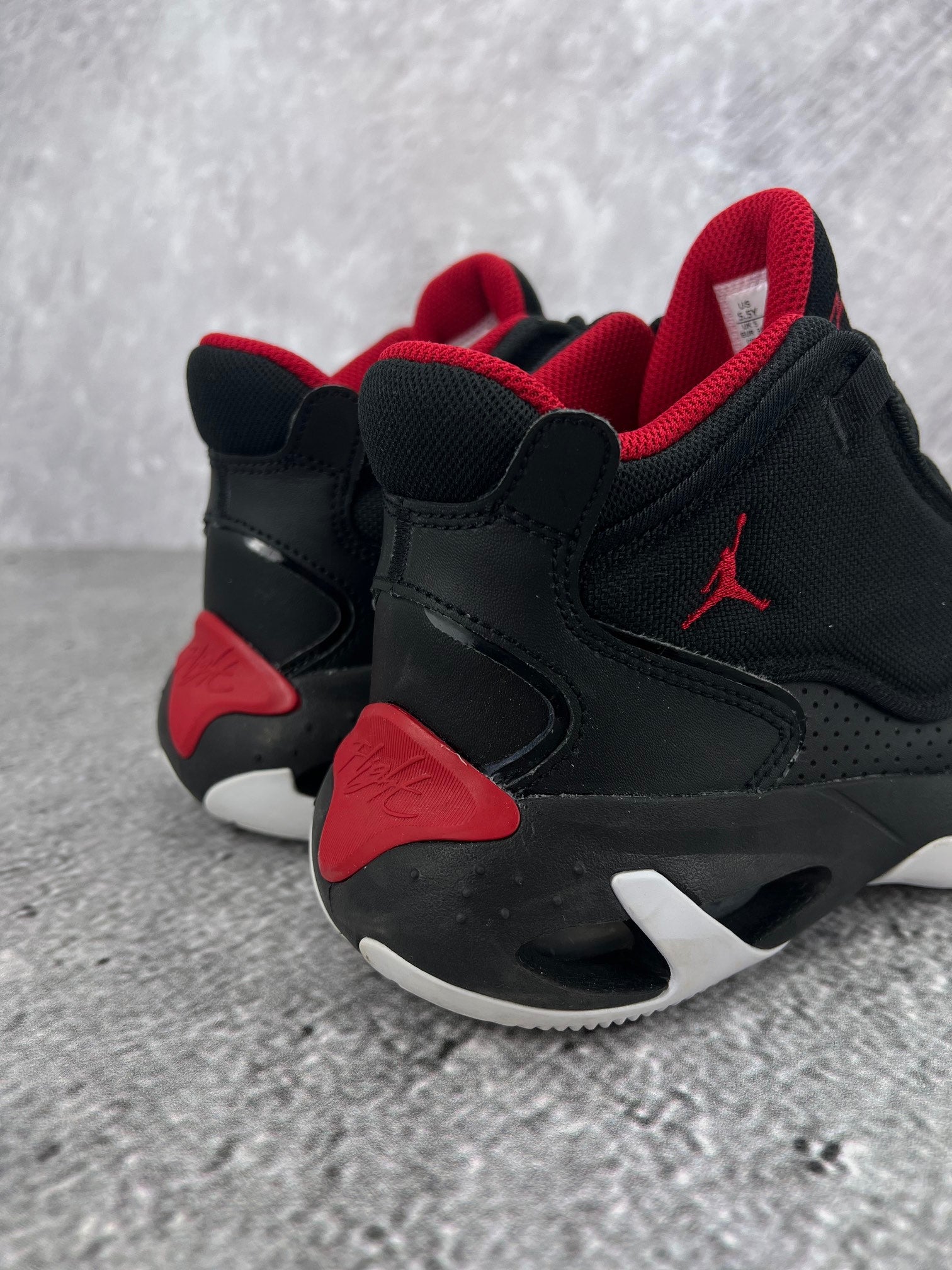 Jordan Max Aura 4 Black White Gym Red - buty sportowe, widok z góry