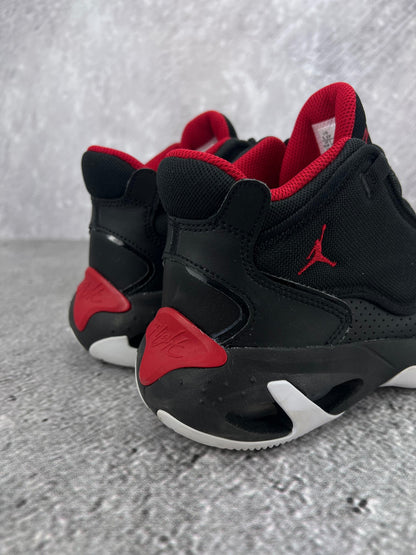 Jordan Max Aura 4 Black White Gym Red - buty sportowe, widok z góry
