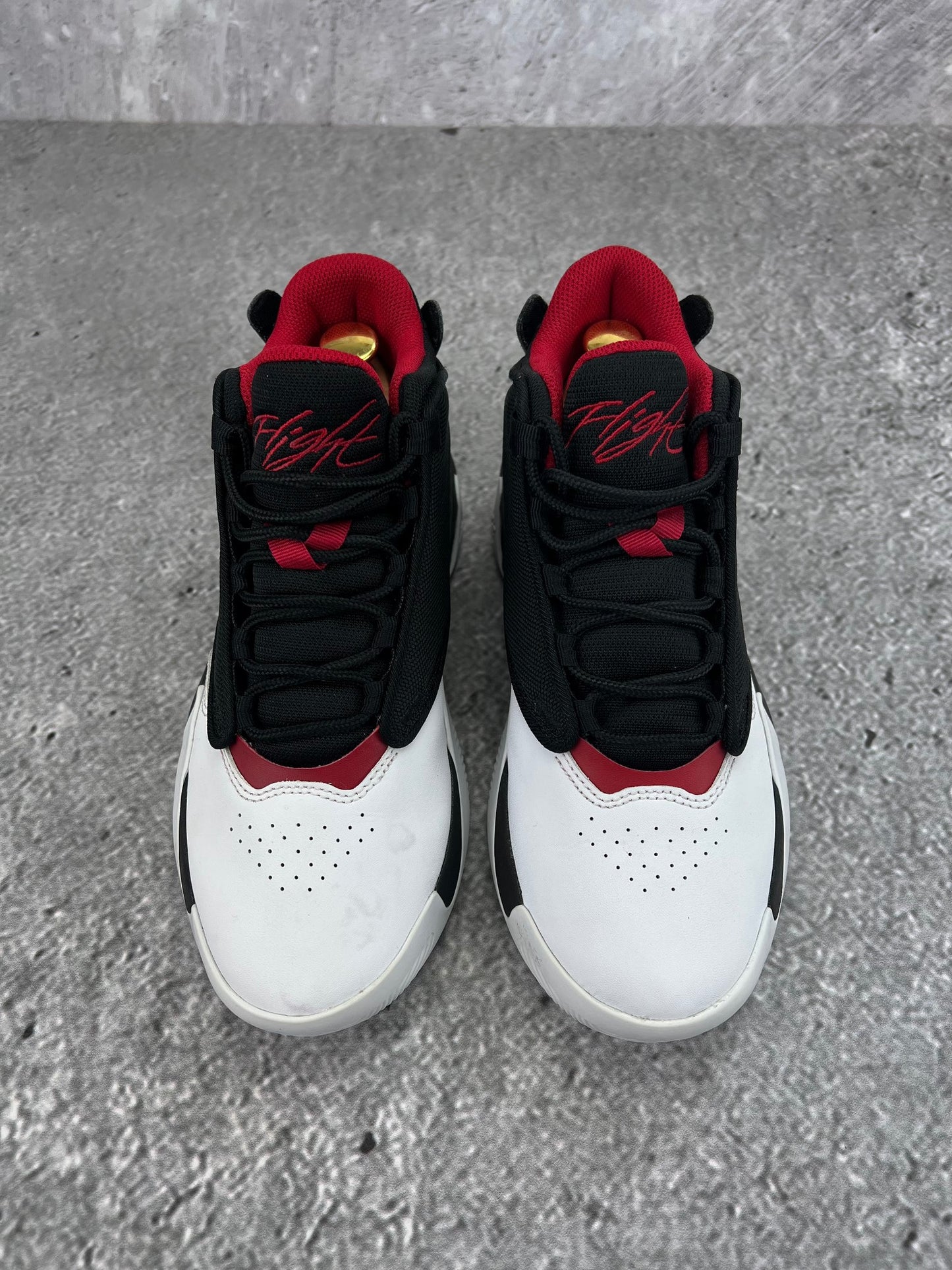 Jordan Max Aura 4 Black White Gym Red - buty sportowe, widok z tyłu