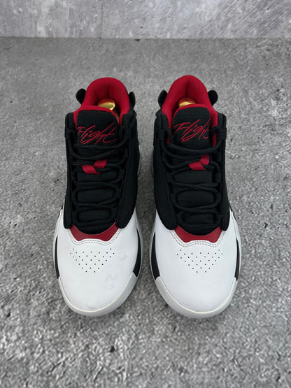 Jordan Max Aura 4 Black White Gym Red - buty sportowe, widok z tyłu