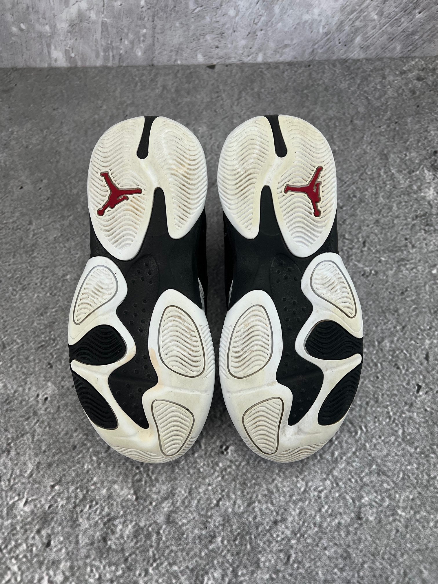 Jordan Max Aura 4 Black White Gym Red - buty sportowe, podeszwa