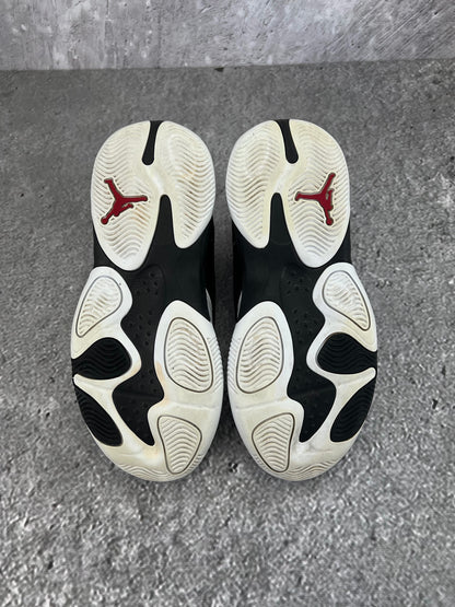 Jordan Max Aura 4 Black White Gym Red - buty sportowe, podeszwa