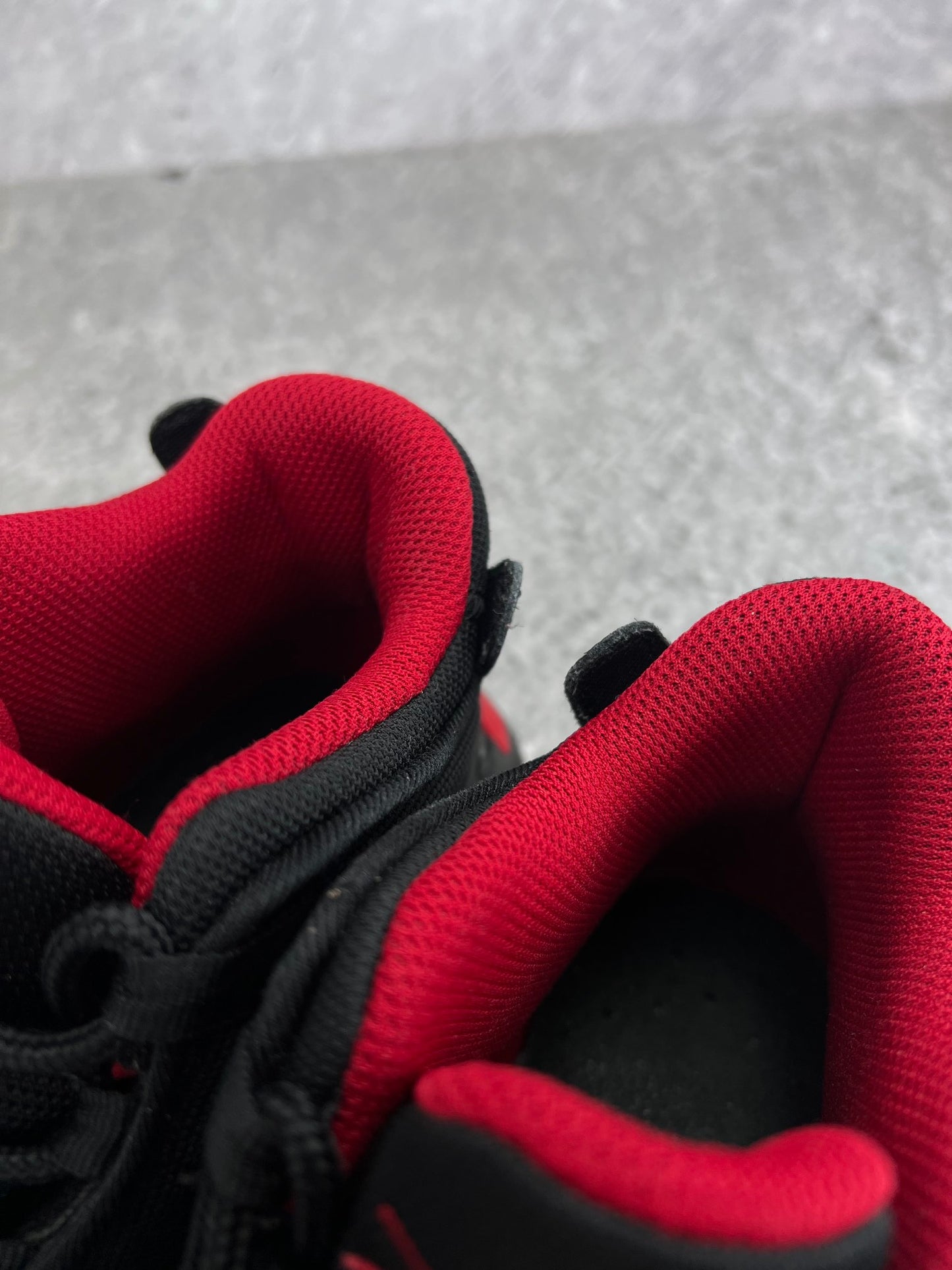 Jordan Max Aura 4 Black White Gym Red - buty sportowe, zapiętki butów