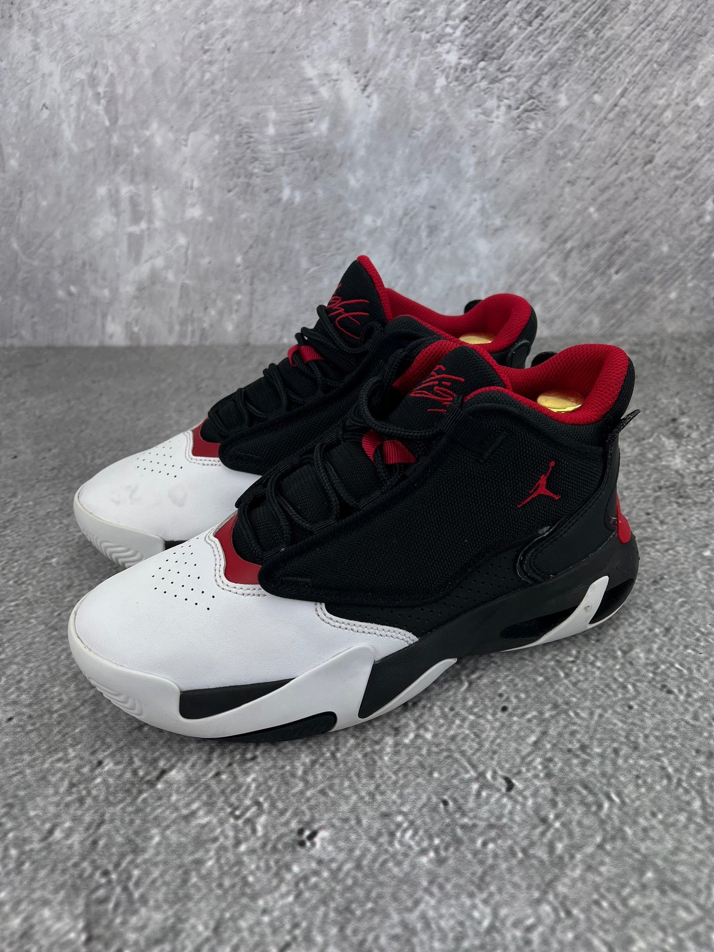 Jordan Max Aura 4 Black White Gym Red - buty sportowe, widok z boku na tle studyjnym