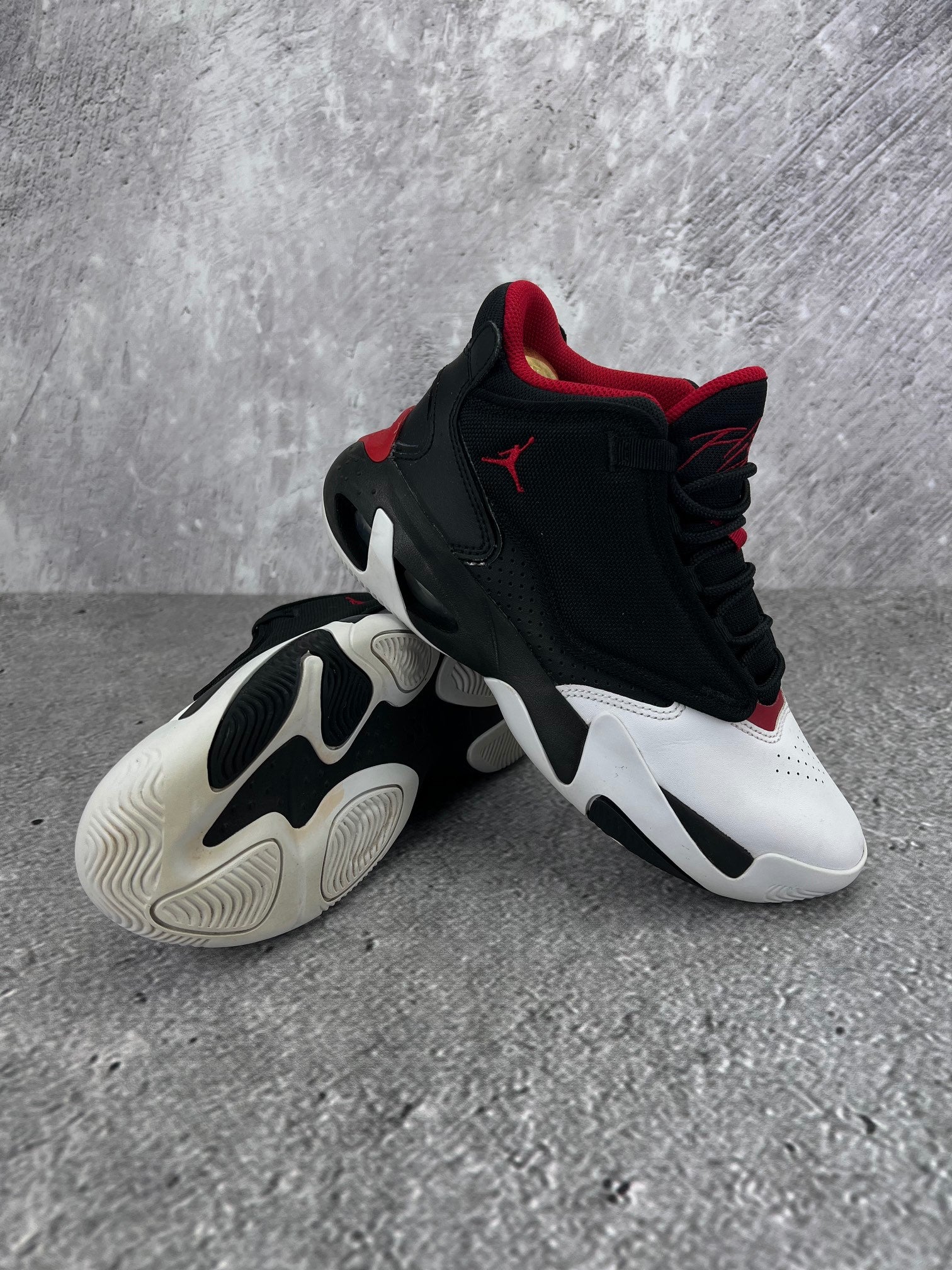 Jordan Max Aura 4 Black White Gym Red - buty sportowe, para butów, widok z boku na tle studyjnym