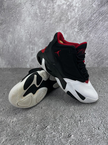 Jordan Max Aura 4 Black White Gym Red - buty sportowe, para butów, widok z boku na tle studyjnym
