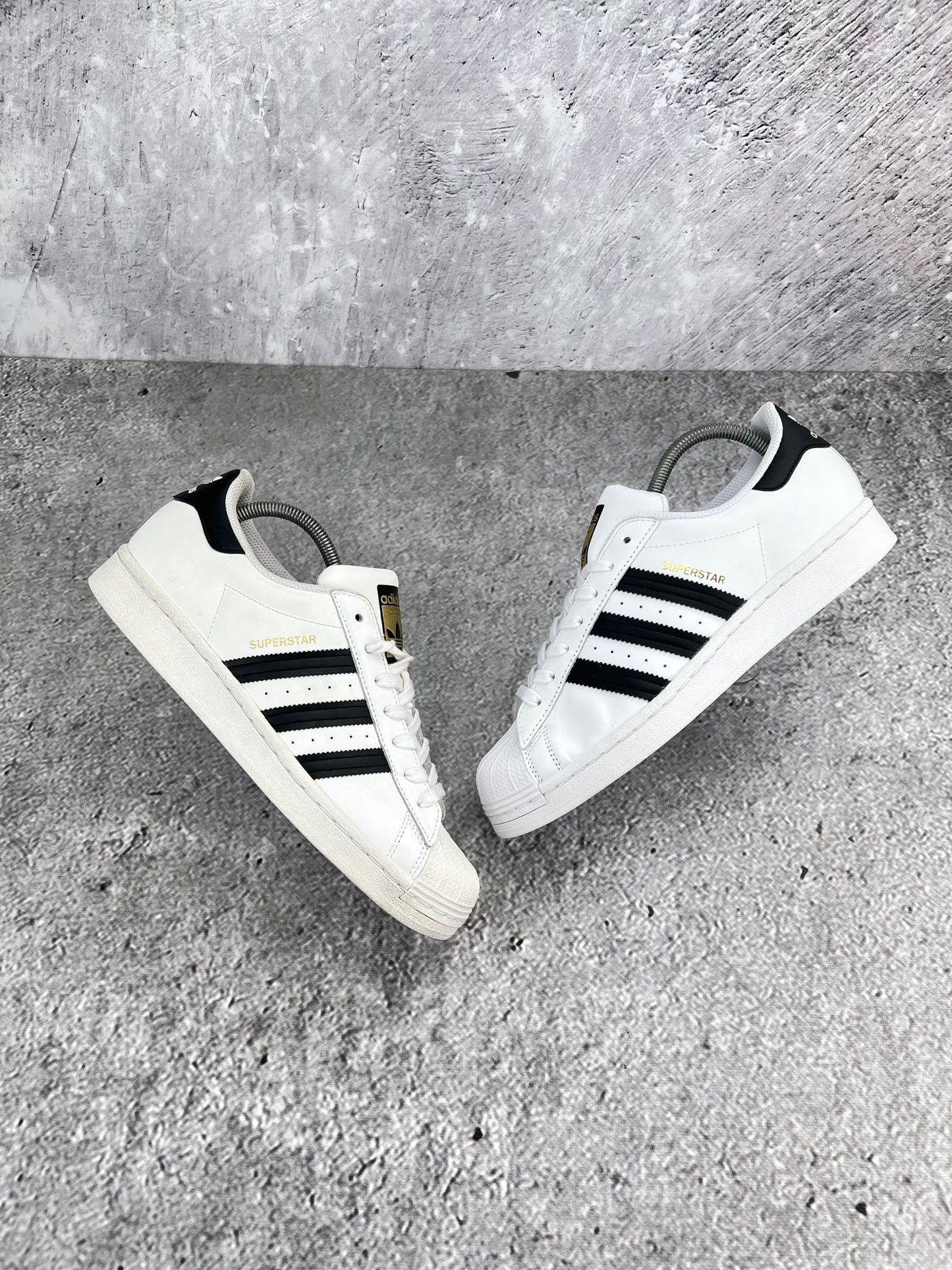 Adidas Superstar White/Black - buty sportowe, widok z góry na zewnętrzną stronę butów