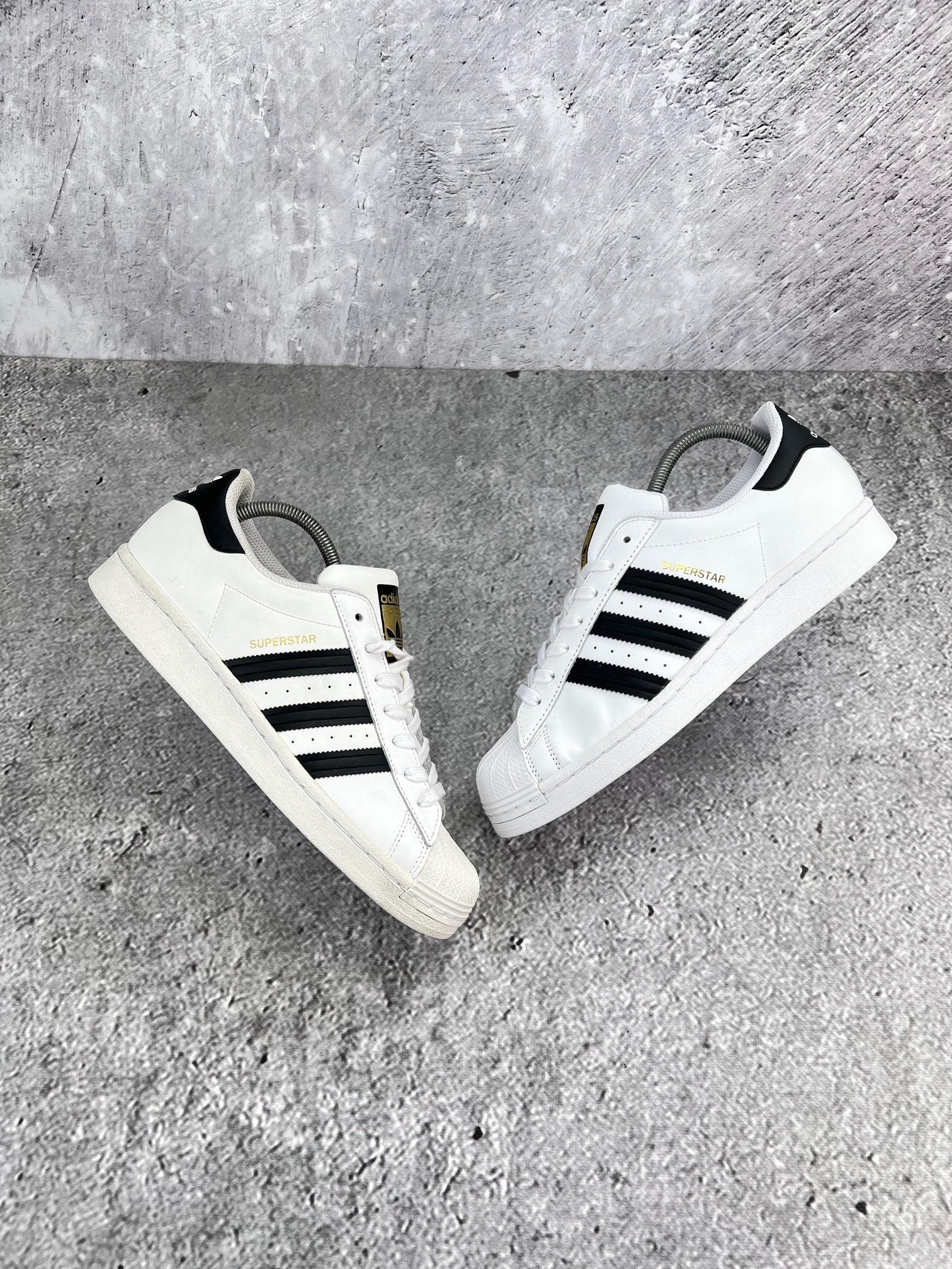 Adidas Superstar White/Black - buty sportowe, widok z góry na zewnętrzną stronę butów