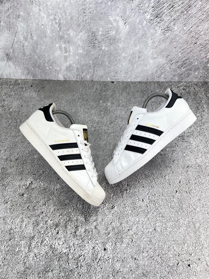 Adidas Superstar White/Black - buty sportowe, widok z góry na zewnętrzną stronę butów