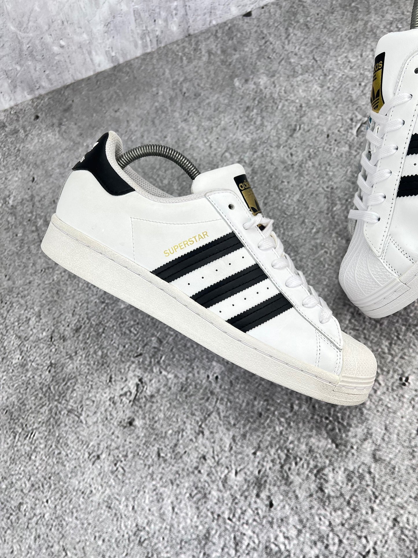 Adidas Superstar White/Black - buty sportowe, zewnętrzny panel prawego buta