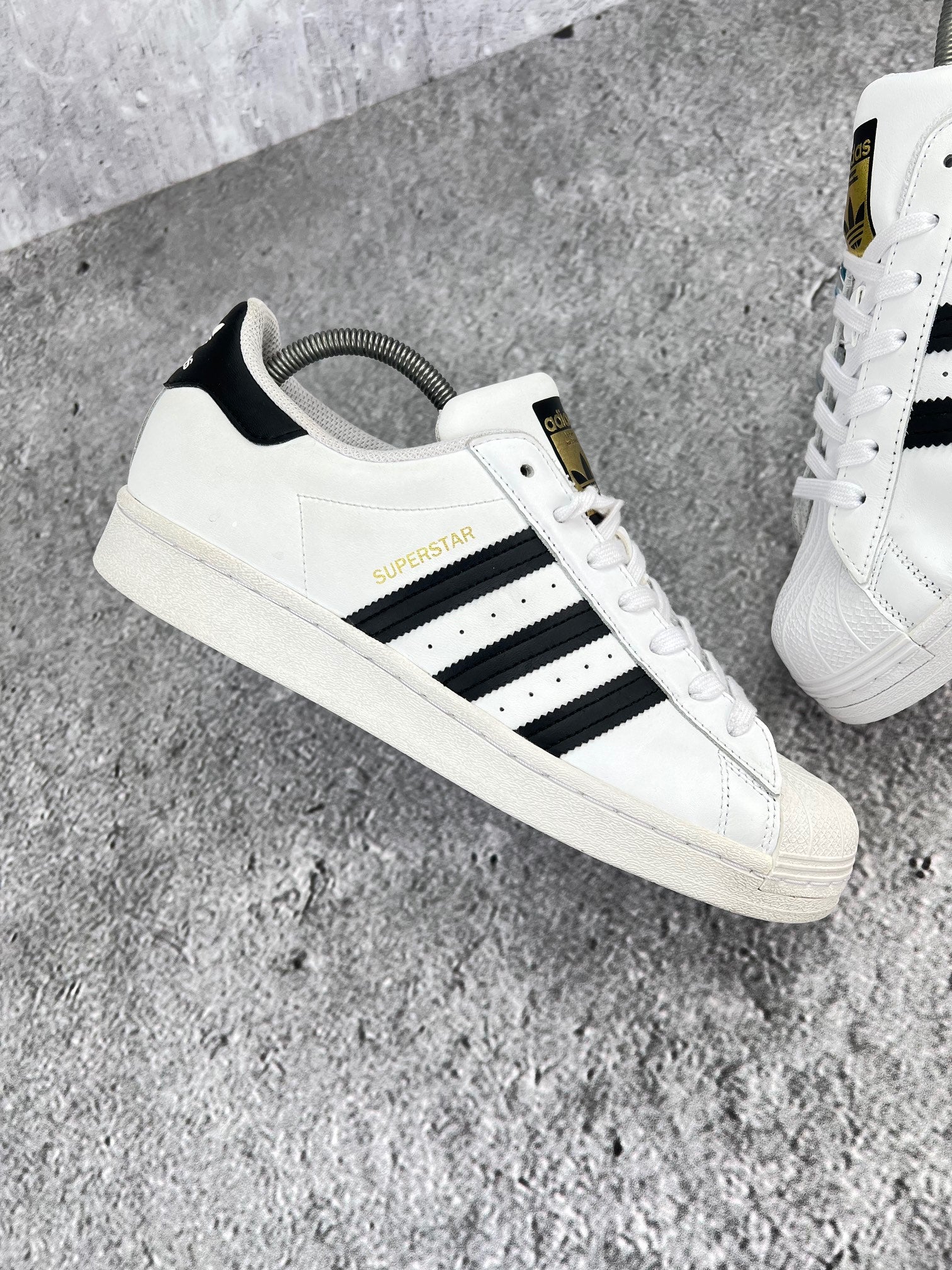 Adidas Superstar White/Black - buty sportowe, zewnętrzny panel prawego buta