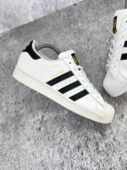 Adidas Superstar White/Black - buty sportowe, zewnętrzny panel prawego buta
