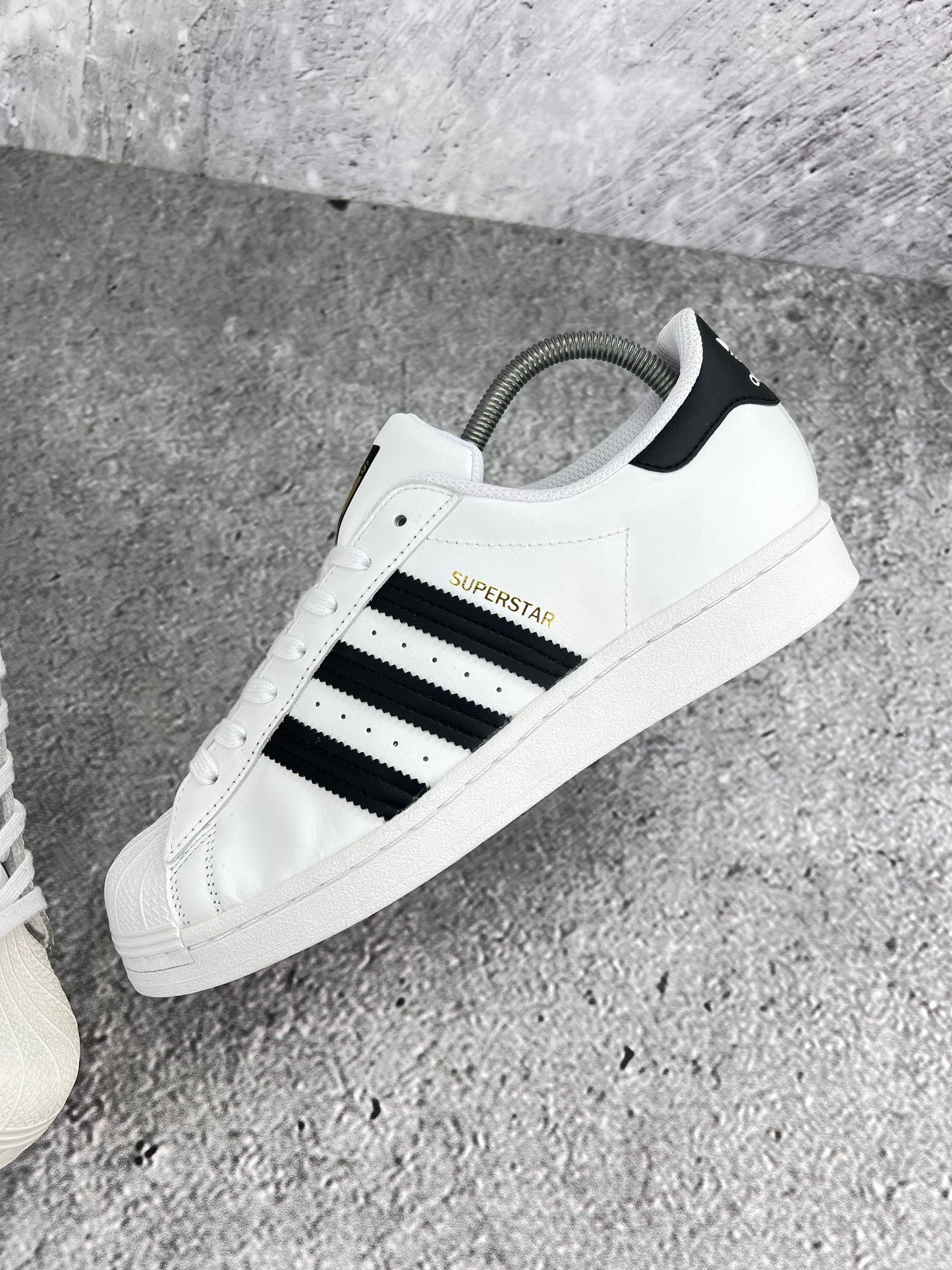 Adidas Superstar White/Black - buty sportowe, zewnętrzny panel lewego buta