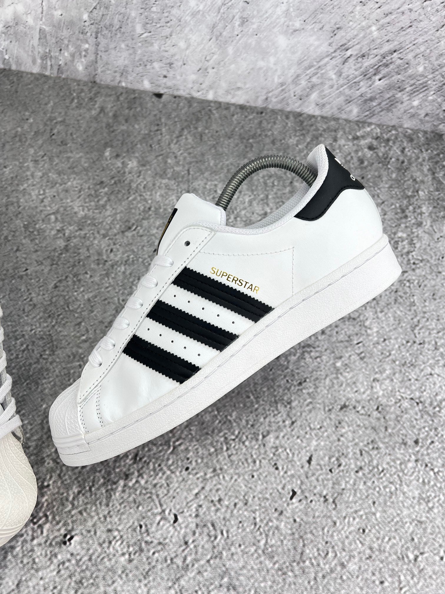 Adidas Superstar White/Black - buty sportowe, zewnętrzny panel lewego buta