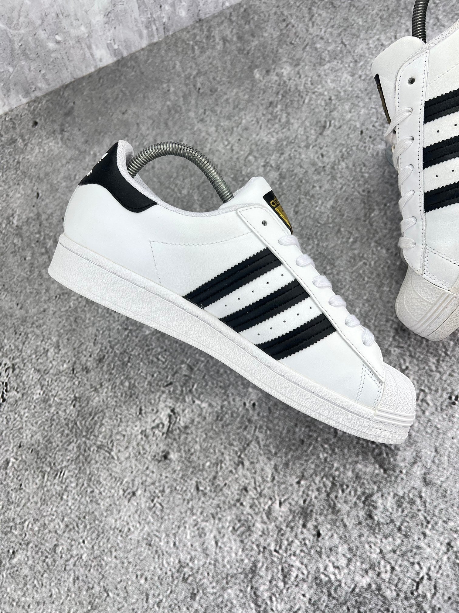 Adidas Superstar White/Black - buty sportowe, wewnętrzny panel lewego buta