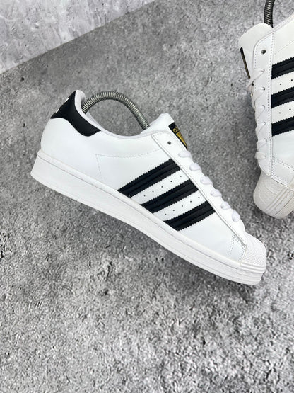 Adidas Superstar White/Black - buty sportowe, wewnętrzny panel lewego buta