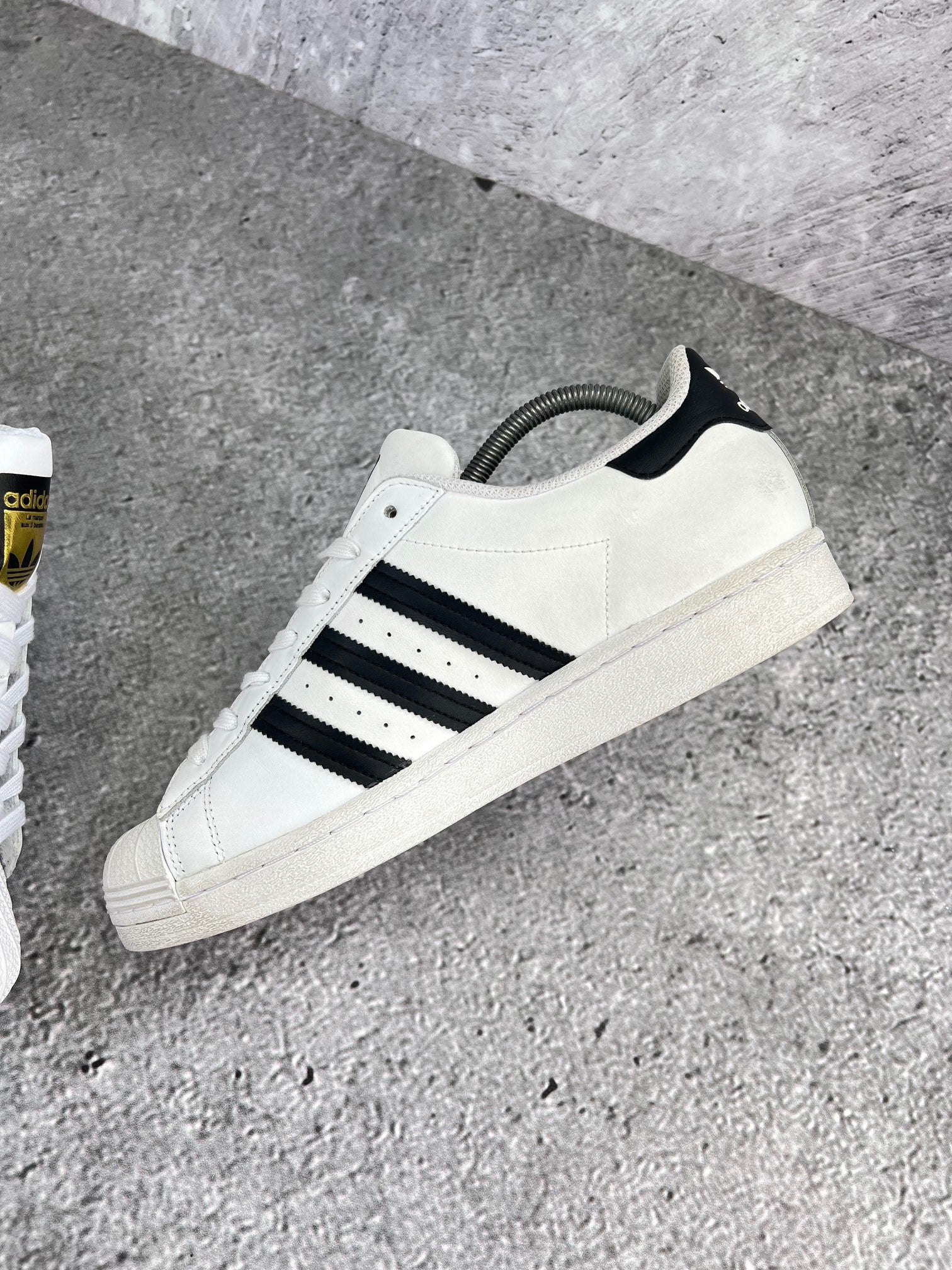 Adidas Superstar White/Black - buty sportowe, wewnętrzny panel prawego buta