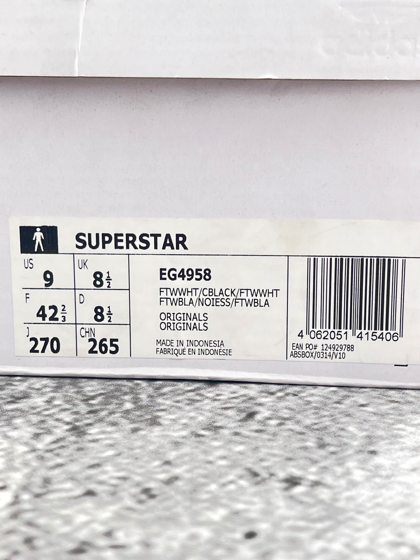 Adidas Superstar White/Black - buty sportowe, widok z boku na tle studyjnym