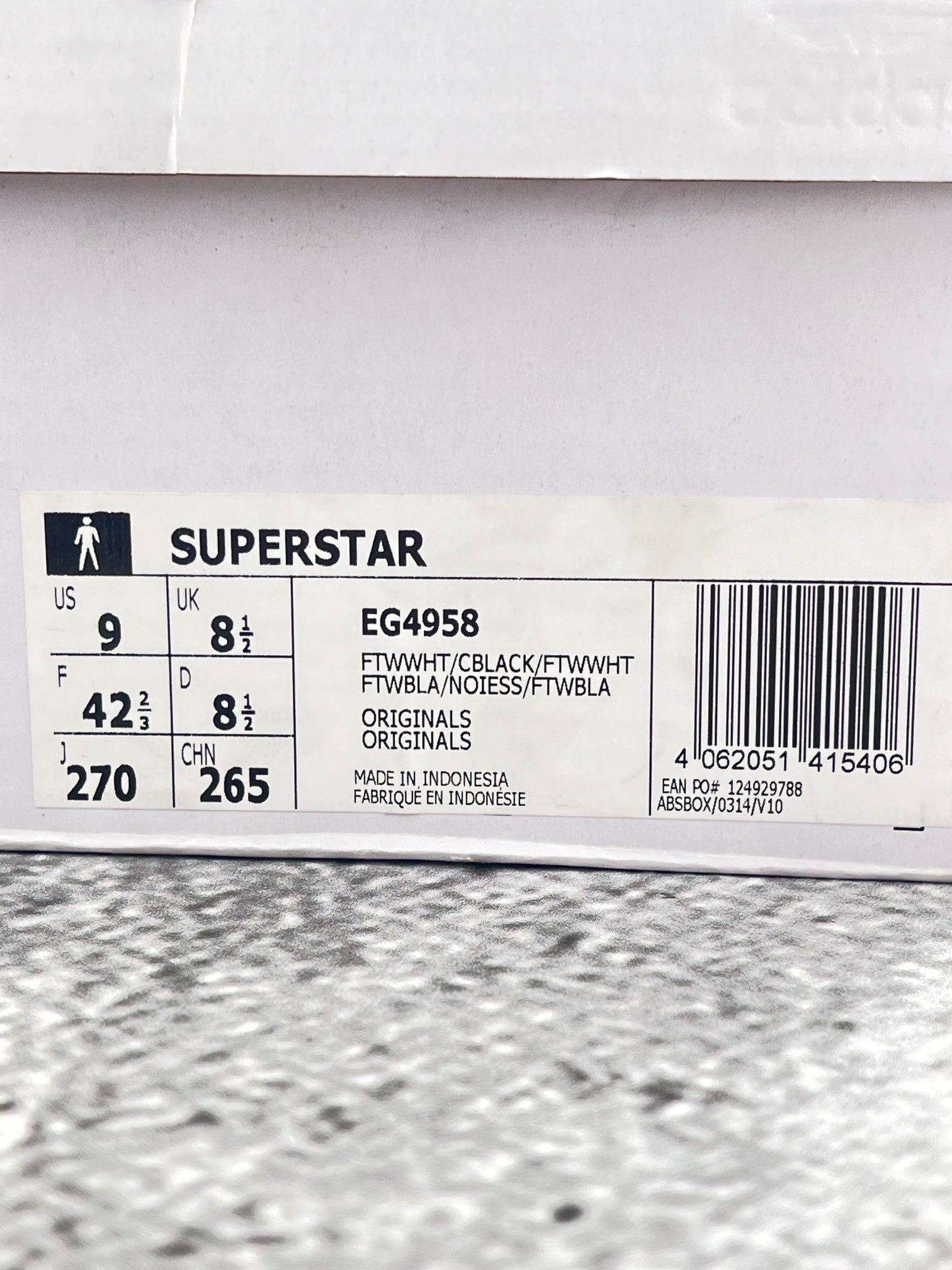 Adidas Superstar White/Black - buty sportowe, widok z boku na tle studyjnym
